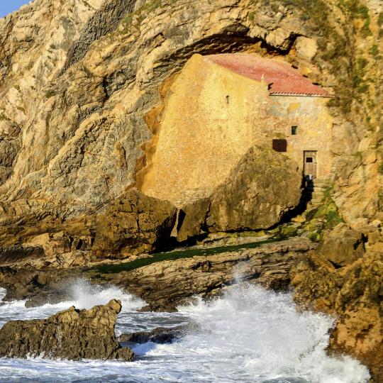 La spiaggia e l'eremo di Santa Justa a Suances