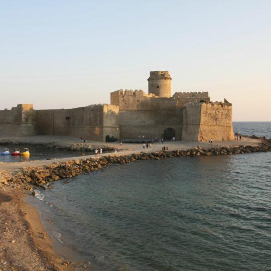 Teroka sejarah Calabria di Le Castella Fortress