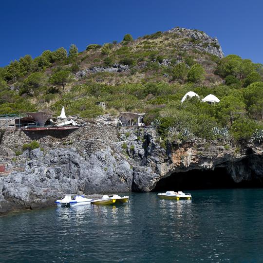 Descubre las espectaculares playas y grutas de la isla de Dino