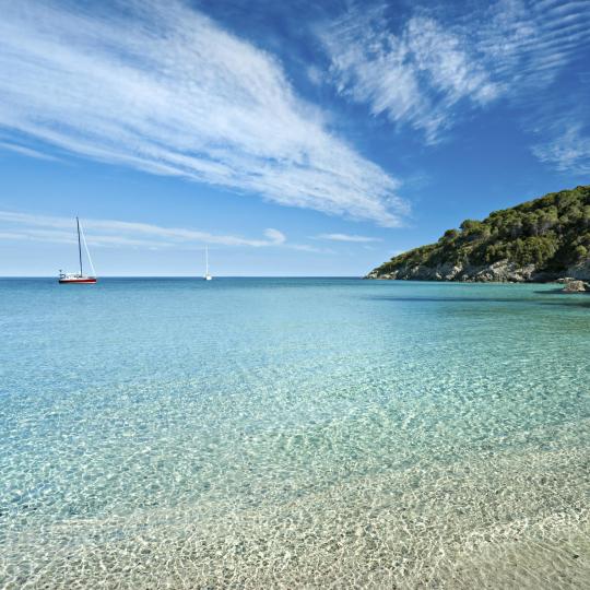 Aguas turquesas en la isla de Elba