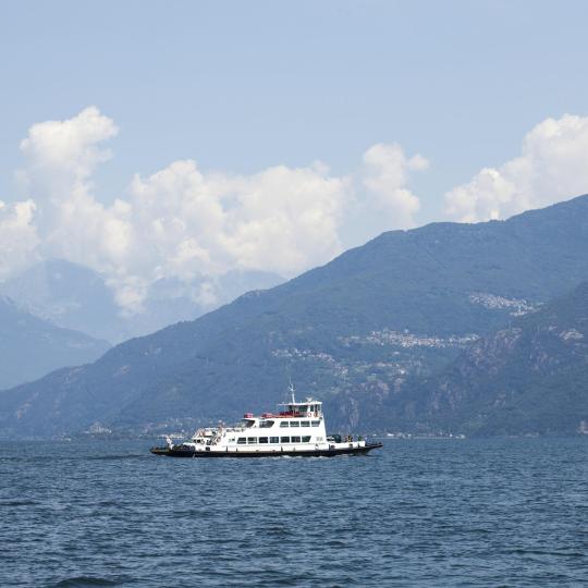 Quel ramo del lago di Como... in traghetto