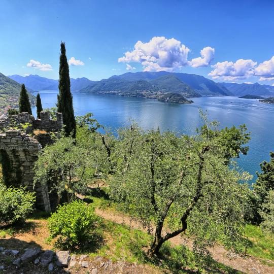 Fantastisk utsikt fra det hellige Sacro Monte di Ossuccio