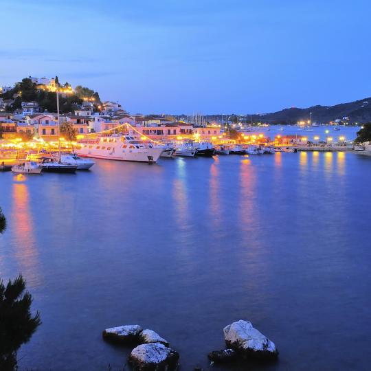 Vive la noche en la ciudad de Skiathos