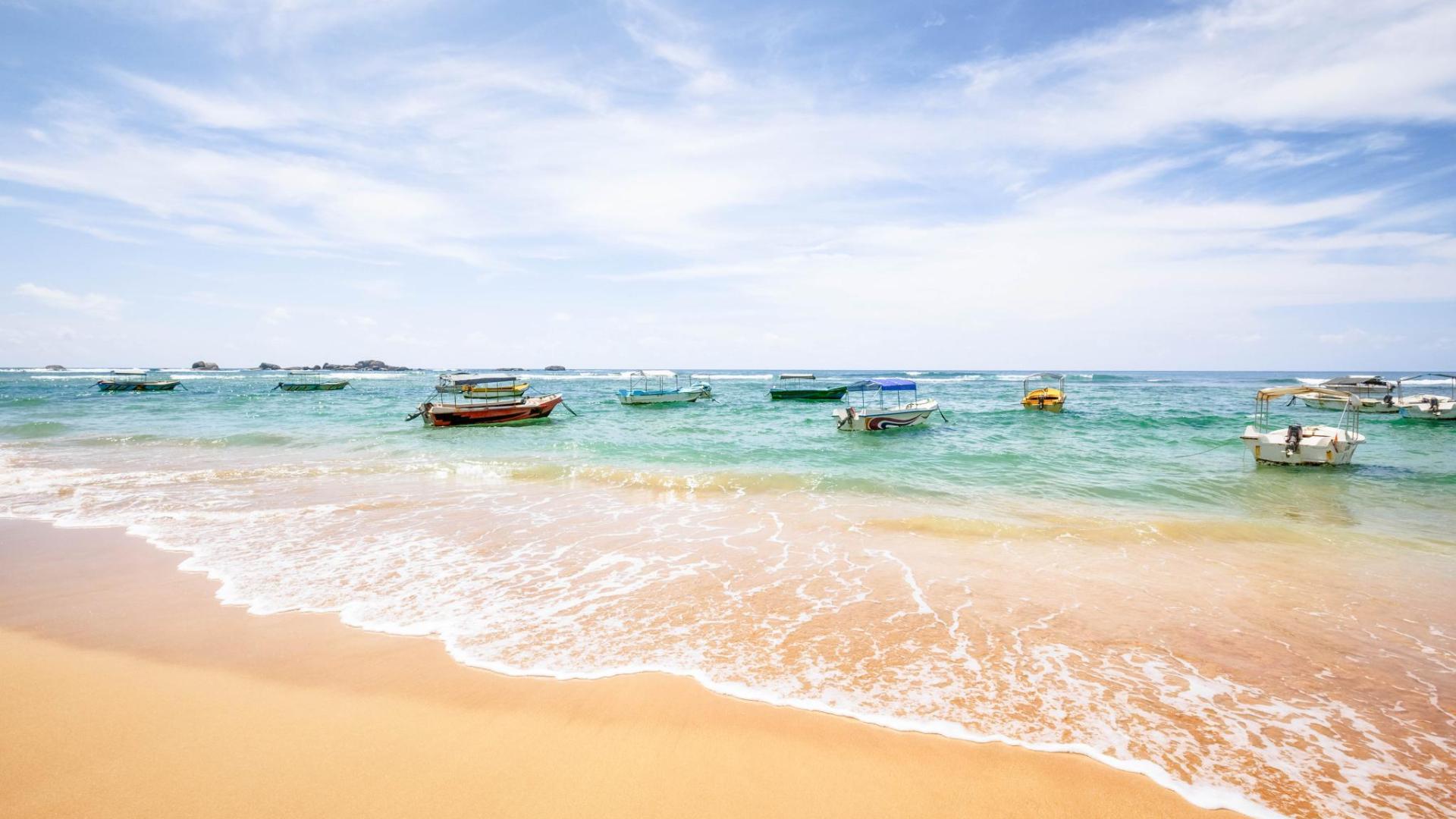 Пляж хиккадува шри. Хиккадува Шри Ланка. Хиккадува пляж. Хиккадува Шри Ланка побережье. Пляж Хиккадува Хиккадува.