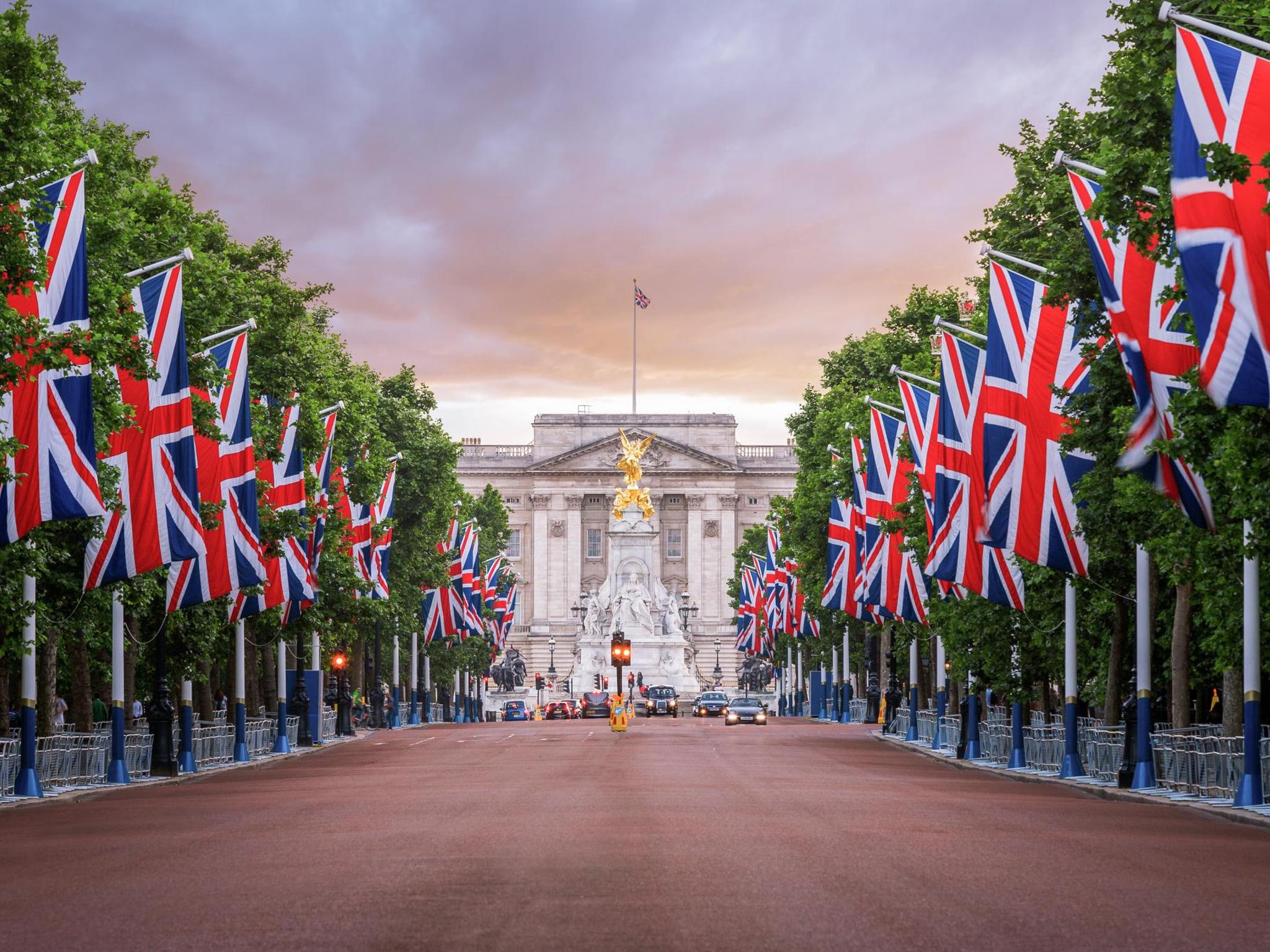 Times great britain. Букингемский дворец Мэлл. Букингемский дворец флаг. Great Britain (Великобритания. Площадь Соединенного королевства Великобритании.