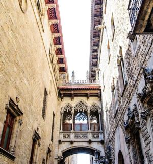 Barcelona goli turisti na ulicama grada slike