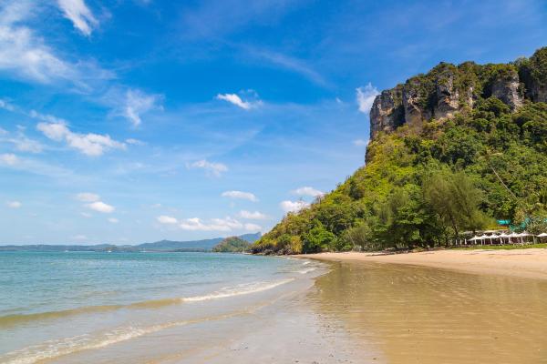 Playa de Nopparat Thara, una de las mejores playas del mundo, en verano