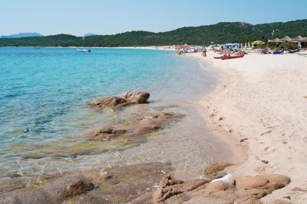 Spiaggia del Principe in de zomer, een van de mooiste stranden ter wereld