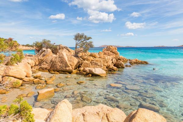 Spiaggia del Principe in de zomer, een van de mooiste stranden ter wereld