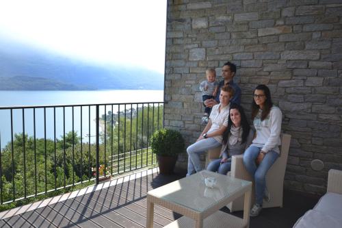 Sarah, Giorgio, Camilla, Lucrezia e il piccolo Leonardo