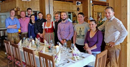 Chefin und Chef mit Mitarbeiter