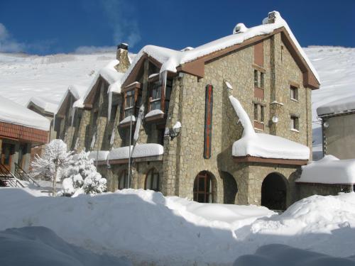 Hotel San Glorío con nieve.