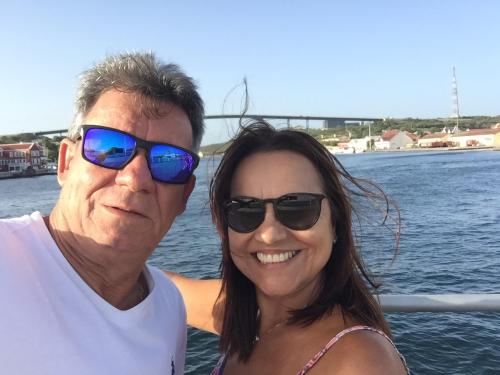 Casal de anfitriões.