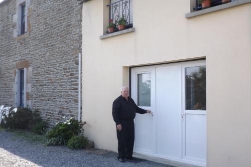 Joel devant les chambres