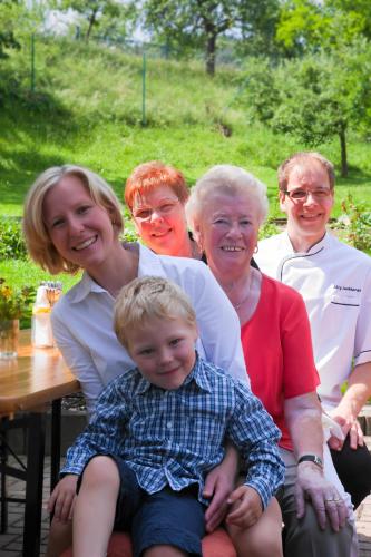 Familie Luckhardt und Oma's