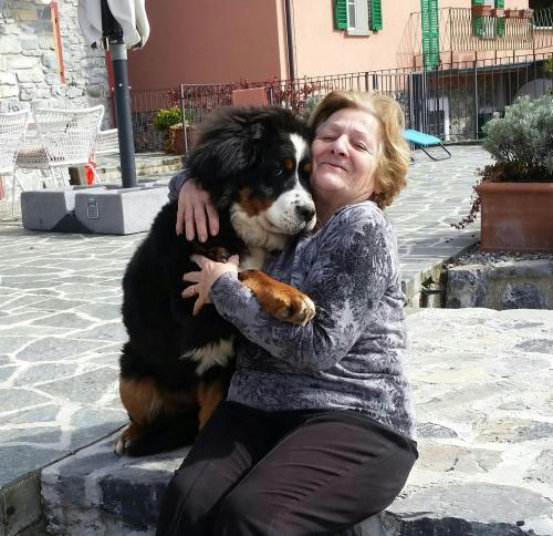 Silvana con Isotta una cucciola di bovaro bernese buonissima