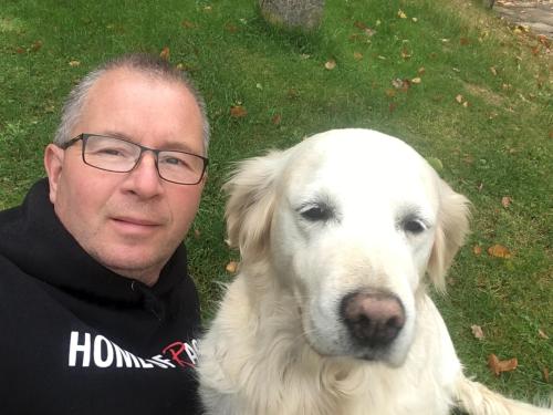 Gastgeber Saul Siera mit sein liebe Familienhund Aurelia.