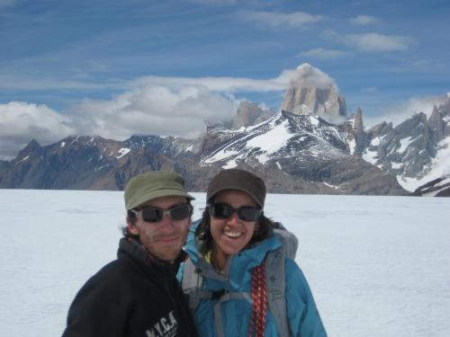 Pedro & Laura sobre el Hielo Continental Sur. Detras el Cerro Fitz Roy.