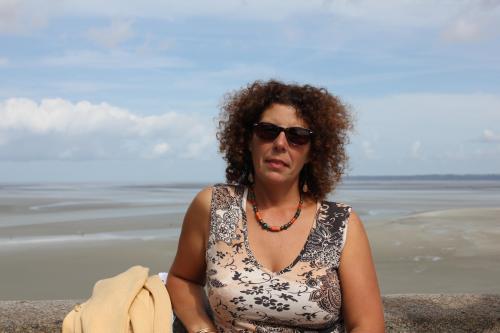 Véronique devant la baie du Mont St Michel.