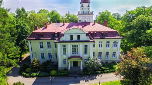 PAŁAC NIEZNANICE