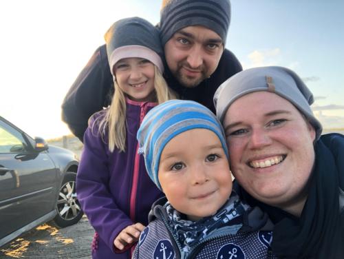 Svenja und Peter Hombach mit Emi und Jona
